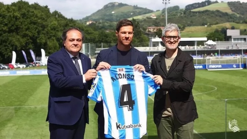 Anh bắt đầu sự nghiệp chỉ đạo với Real Sociedad